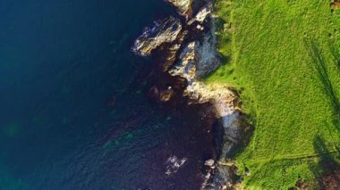 Soluk kesen kayalık kıyı şeritleri güneş doğarken sakin sularla buluşur, yemyeşil manzaralar koyu mavilerle zıtlaşır, doğanın güzelliğini keşfe ve yansıtmaya davet eder..