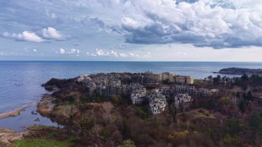 Bir zamanlar canlı bir sahil topluluğu olan bu yıkık dökük binalar artık aşırı büyümüş ağaçlar ve ışıldayan denizlerle harmanlanıyor. İhmalkârlık, hatıralar ve doğanın amansız gücü hakkında hikayeler anlatıyorlar..