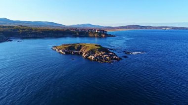 Gözlerden uzak bir ada canlı mavi sularda huzur içinde oturur. Etrafı nazik dalgalar ve kayan dağlarla çevrilidir. Gün ortasında sakin bir sahil kaçışı yaratır..
