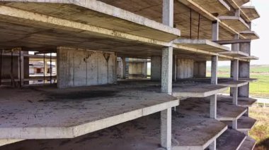 Sessiz bir manzaranın ortasında, terk edilmiş beton zemini olan, geçmişi yansıtan bir bina duruyor. Güneş ışığı mekanı yıkıyor. Anlatılmamış hikayelere ve gerçekleşmemiş hayallere işaret ediyor..