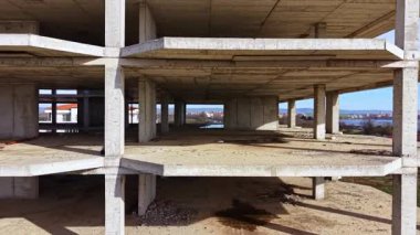 Devasa bir beton iskelet dimdik ayakta duruyor, ham mimari elementler sergiliyor. Duvarsız zeminler merakı davet eder. Çevredeki manzaralar ise bir anda hayat ve gelecek potansiyelini gösterir..