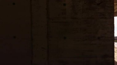 Ilık güneş ışığı, yıpranmış betondaki boşluktan süzülerek büyüleyici gölgeler oluşturur. Atmosfer huzurlu ve keşfedilmeyi bekleyen unutulmuş hikayelerden bahsediyor..