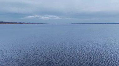 Güneş batarken sudaki dinginlik, ufukta yumuşak renkler bırakarak doğada barışçıl bir atmosfer yaratıyor..