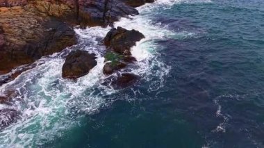 Güneş ufukta batıyor dalgalar yosun kaplı kayalara çarpıyor, mavi denizi altın ışıkla harmanlıyor, doğanın sakin güzelliğini ve gücünü kıyı şeridinde sergiliyor..