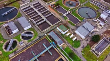 Atık su arıtma tesisi. Farklı şekil ve boyutlarda tanklar görünür. Tedavi süreçleri için binalar ve ekipmanlar düzenlenmiştir.