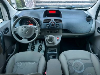 İç kısımda kontrol paneli, direksiyon simidi ve gün ışığında park halindeki bir arabanın içinde iki ön koltuk var. Ayarlar net görülebilirliği olan basit bir tasarım içeriyor..
