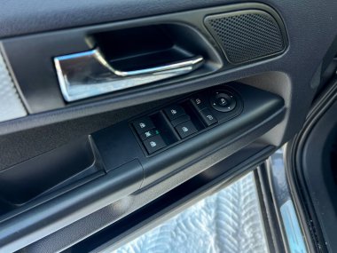 Arabanın kapı kontrol paneli, pencereleri ve kilitleri kontrol etmek için düğmeleri gösteriyor. Panel araç kapısının içinde, gündüz gözüyle görülebiliyor..