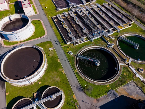 Şehrin yakınlarındaki bir su arıtma tesisinde çok sayıda büyük tank ve işleme ünitesi görülebilir durumda. Kurulum gün boyunca atık suyu temizlemek ve tedavi etmek için kullanılır..