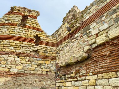 Yapıda gözle görülür aşınmış taş ve tuğlalardan oluşan bir karışım yer alıyor. Açık hava ortamında duruyor ve gün ışığında tarihsel karakterini vurguluyor..