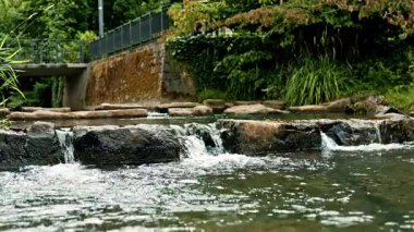 Sakin bir şelale, yemyeşil ve sakin sularla çevrili kayaların üzerinden akar. Rahatlamak ve huzur bulmak isteyen doğa aşıkları için mükemmel bir ortam sunar.