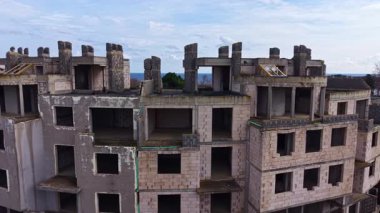 Yıkılan duvarlar ve boş pencereler denize bakan unutulmuş bir yapıda terk edilme hikayeleri anlatırken, bulutlar tembelce gökyüzüne sürükleniyor, yaşlı betonun üzerine gölgeler düşürüyor..