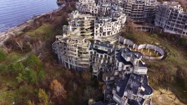 Yıkılan beton yapılar, sakin bir su yolunun zeminine karşı yükselir ve doğanın bir zamanlar hareketli olan alanı yeniden inşa edişini gözler önüne serer. Harabeleri çevreleyen ağaçlar, yeni bir hayat katıyor..