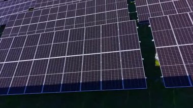 Güneş panelleri zemini kaplayarak elektrik üretmek için güneş ışığını emiyor. Bu yenilenebilir enerji kurulumu sürdürülebilir enerji kaynaklarına olan bağlılığını gösteriyor.