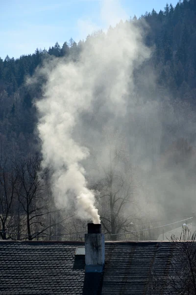 Yükselen bir bacasından duman