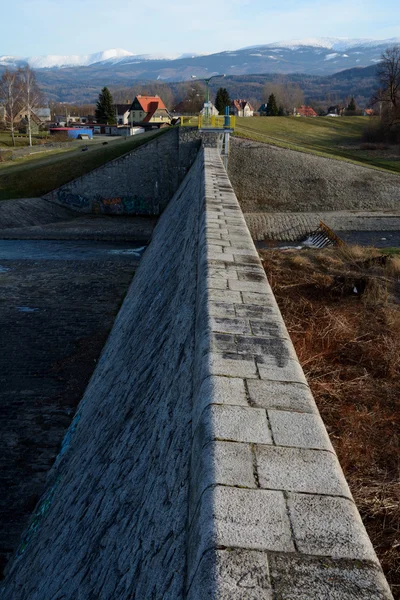 Staudamm am Fluss — Stockfoto