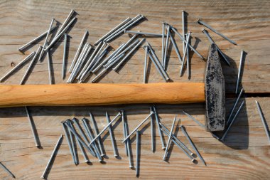 Çekiç ve çivi plakalar üzerinde