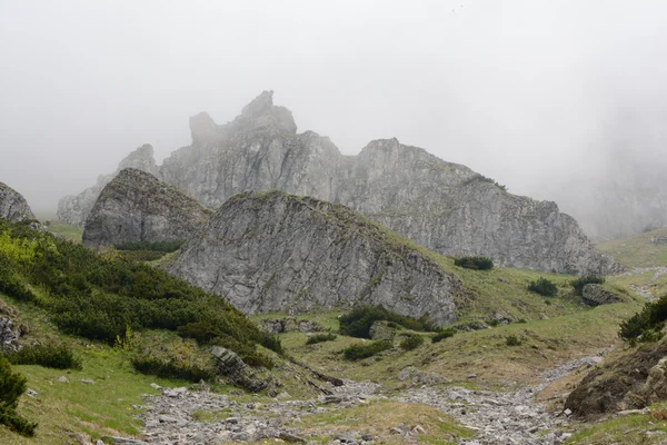 Stenar och klippor på bergssidan i dimma — Stockfoto