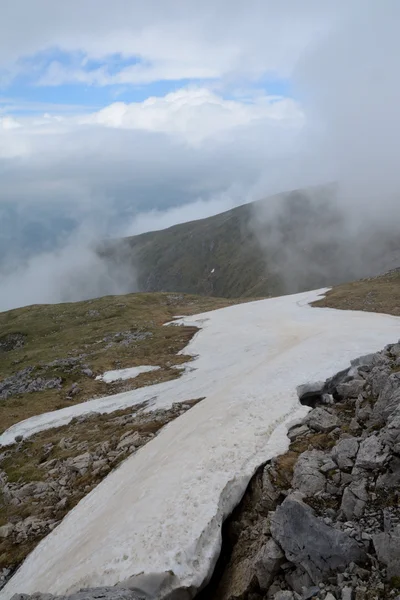 Neve, sassi e nuvole su Czerwone Wierchy nei monti Tatra — Foto Stock