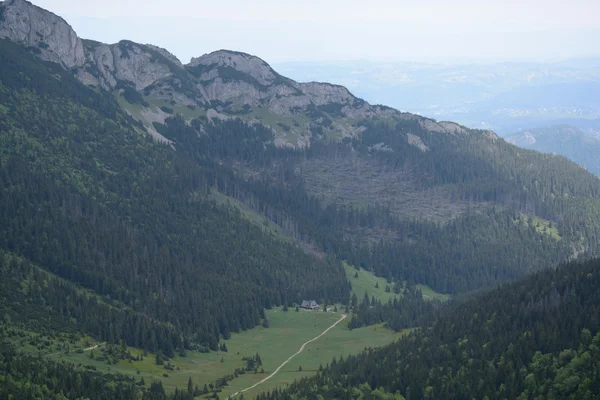 Valle de Kondratowa y albergue de montaña — Foto de Stock