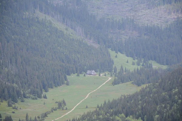 Valle de Kondratowa y albergue de montaña — Foto de Stock