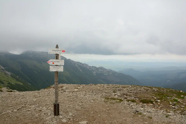 Trail riktning tecken på Kondracka Kopa pass. — Stockfoto