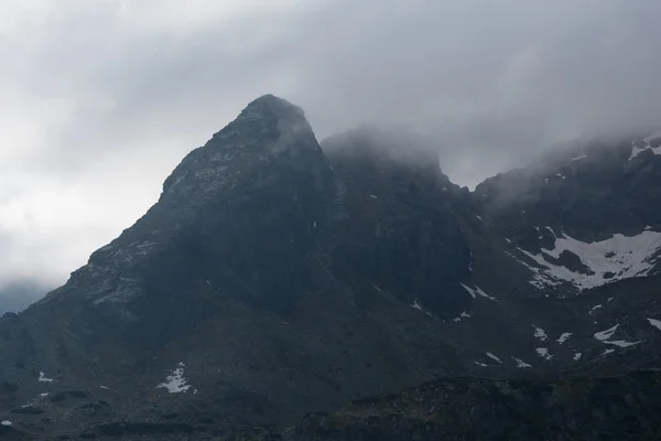 Вершина Костелец в облаках — стоковое фото