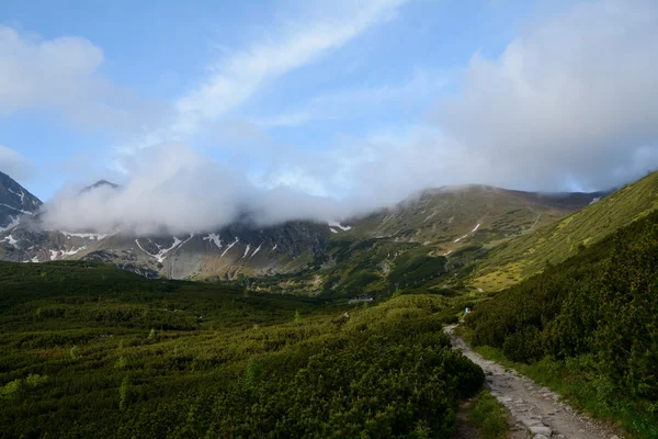 Trilha, picos e nuvens no vale de Gasienicowa — Fotografia de Stock