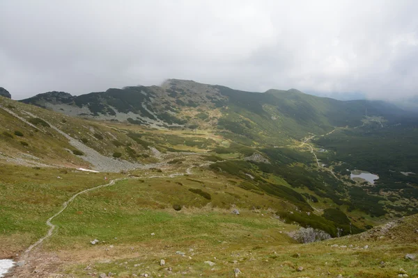 Trilha, picos e nuvens no vale de Gasienicowa — Fotografia de Stock