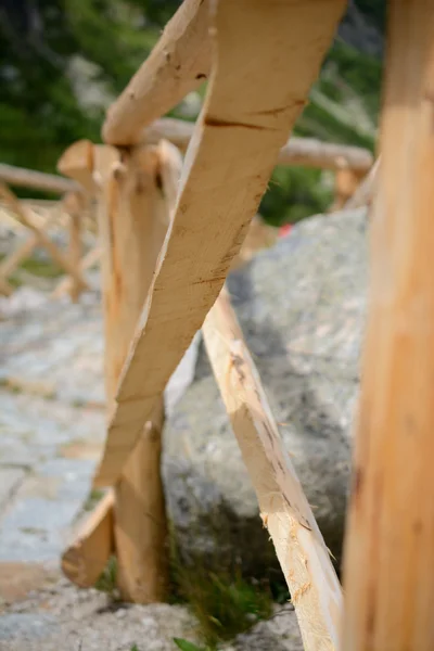 Partie de la nouvelle barrière en bois au sentier — Photo