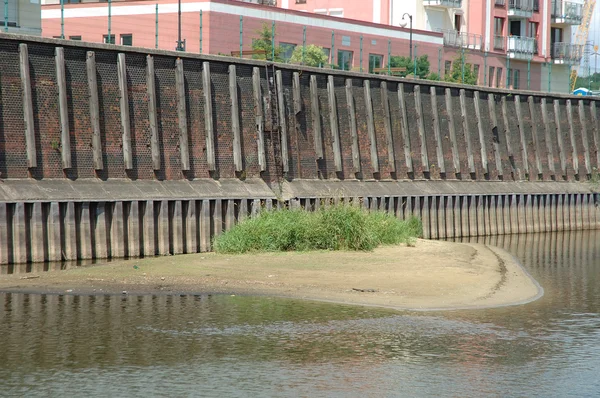 Vieux quai sur la rivière Warta — Photo