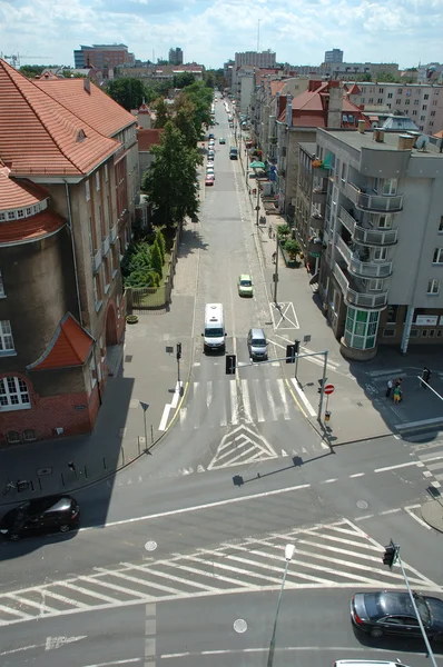 Трафик на улице Мицкевича в Познани, Польша — стоковое фото