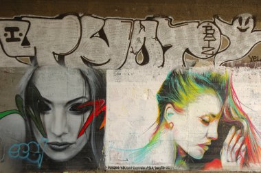 Graffiti duvar altında köprü Poznan, Polonya