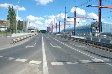 Street tren istasyonu Köprüsü'nde Poznan, Polonya