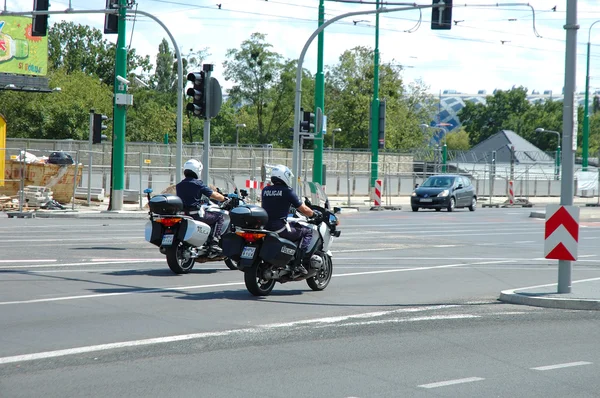 Due agenti di polizia in moto su strada a Poznan, Polonia — Foto Stock