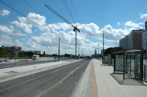 Fermata del tram vuota, binario e gru a Poznan, Polonia — Foto Stock