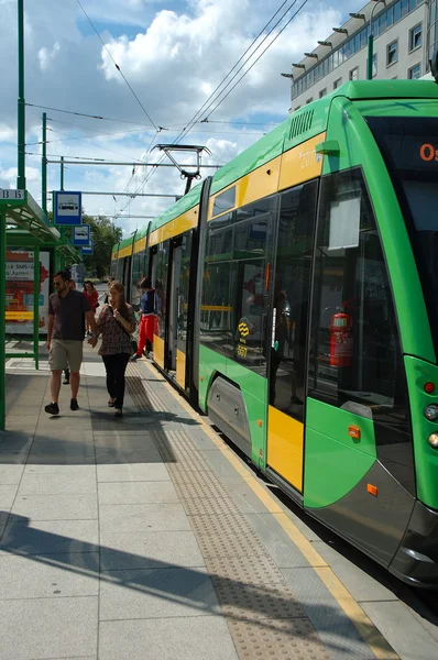 Folk kliva av spårvagnen i poznan, Polen — Stockfoto