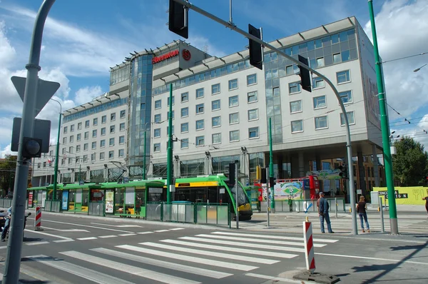 Parada de tranvía frente al hotel en Poznan, Polonia —  Fotos de Stock