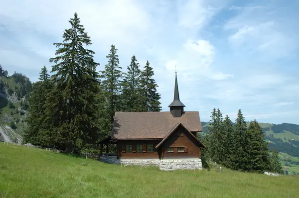 Old wooden chapel in mountains. — Stock Photo, Image