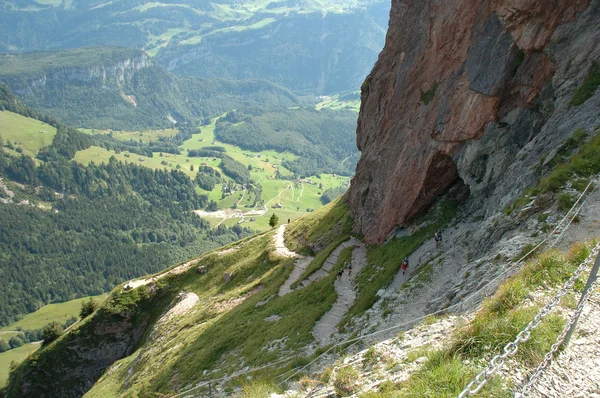 People on trail to Grosser Mythen top. — Stock Photo, Image