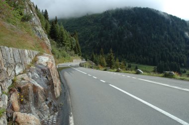 İsviçre Alpleri'nde dağ yolu