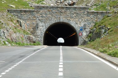 İsviçre Alpleri'nde Sustenpass tünel