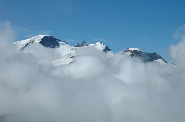 Tepeler üzerinde bulutlar Sustenpass yakın — Stok fotoğraf