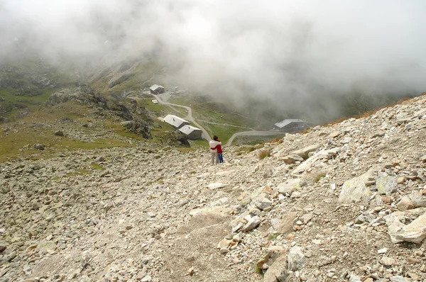 Matka a dcera objímaly na stezce nad Sustenpass — Stock fotografie