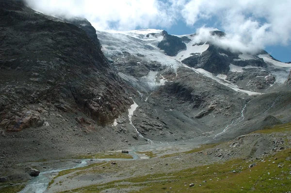 Vallée et glacier dans les Alpes en Suisse — Photo