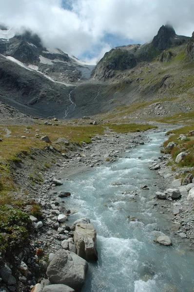 Gill dans la vallée à proximité glacier dans les Alpes en Suisse — Photo