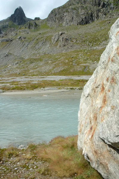 Fels und Fluss im Tal in den Schweizer Alpen — Stockfoto