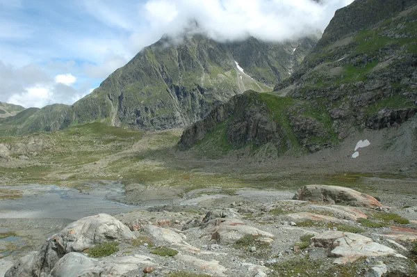 Скалы в долине рядом с ледником в Альпах в Швейцарии — стоковое фото