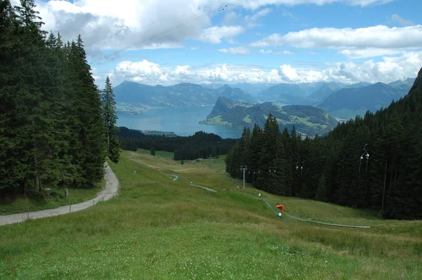 湖，山和在瑞士卢塞恩附近的滑雪缆车 — 图库照片