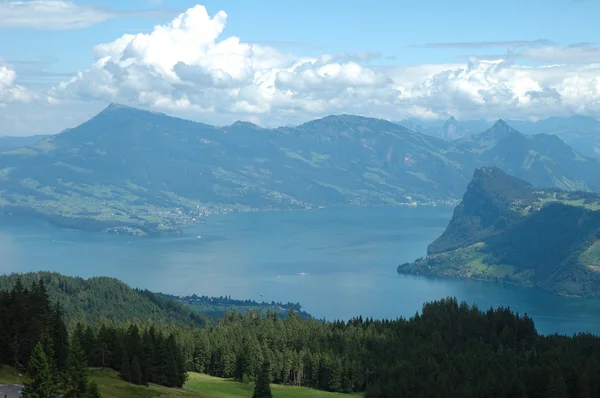 Jezero a hory v blízkosti Luzern ve Švýcarsku — Stock fotografie