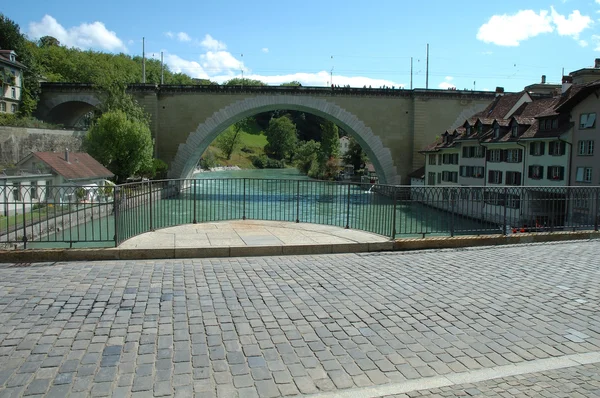 Ponte sobre o rio Aare e edifícios em Berna, Suíça — Fotografia de Stock